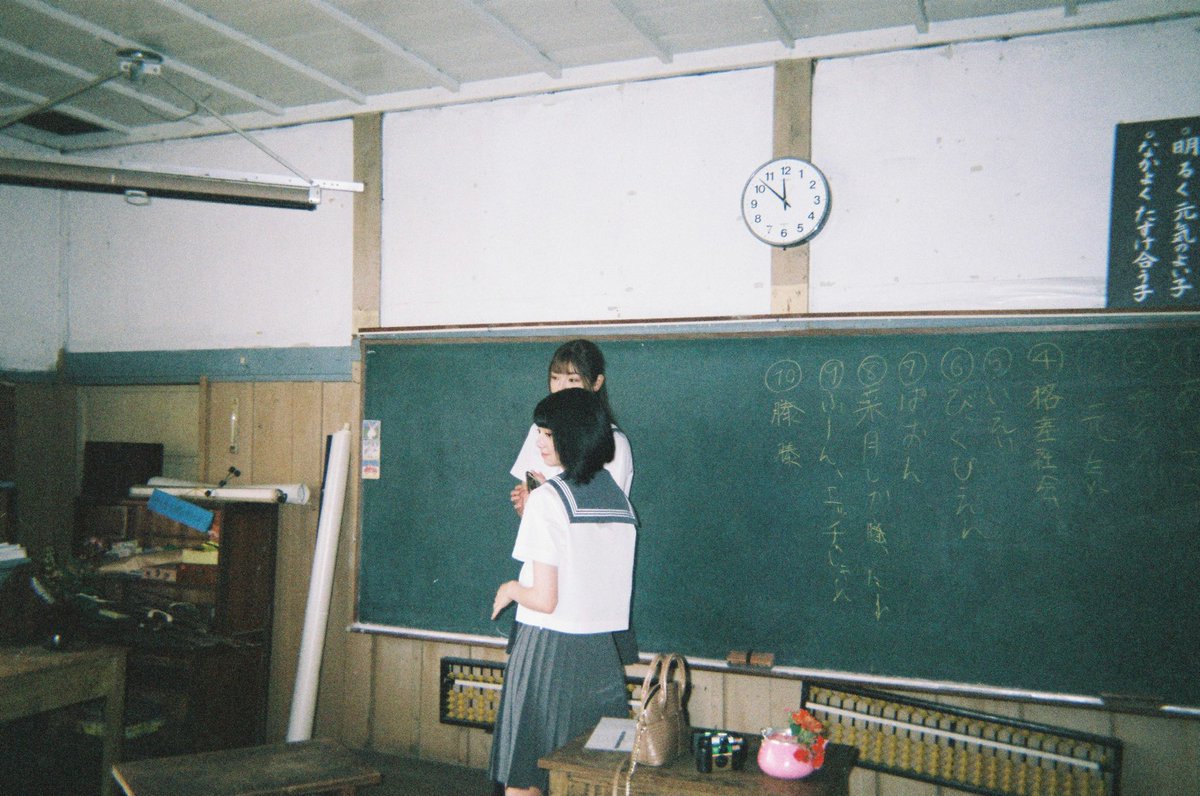 Task_Natsuki's tweet image. 3月11日ZeppHanedaから6周年記念全国ツアーが始まるということで！
一般販売も始まったということで！
1日1枚！タスクの魅力が伝わるような写真あげるー！

本日は写真集の時に撮った2人の写真！
黒板の落書きがまじで意味が分からない！
 #TaskhaveFun
 #Taskあいにいきます
eplus.jp/sf/detail/2562…