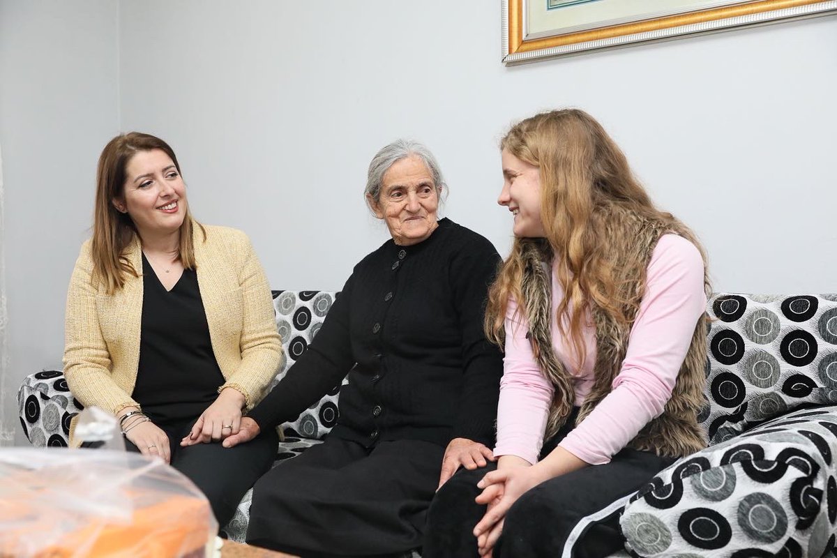 GManastirliu's tweet photo. Si Serena dhe Kleida, më shumë se 670 fëmijë pa kujdes prindëror po mbështeten nga trefishimi i masës së ndihmës ekonomike me #buxhetin2022.
Ndërsa 15 mijë familje me +3 fëmij�� deri në 18 vjeç, përfitojnë dyfishin e ndihmës ekonomike.
#EGjithëVëmendjaTeFëmijët❤️
#FëmijëtTëParët👫 https://t.co/LSzopIsbow