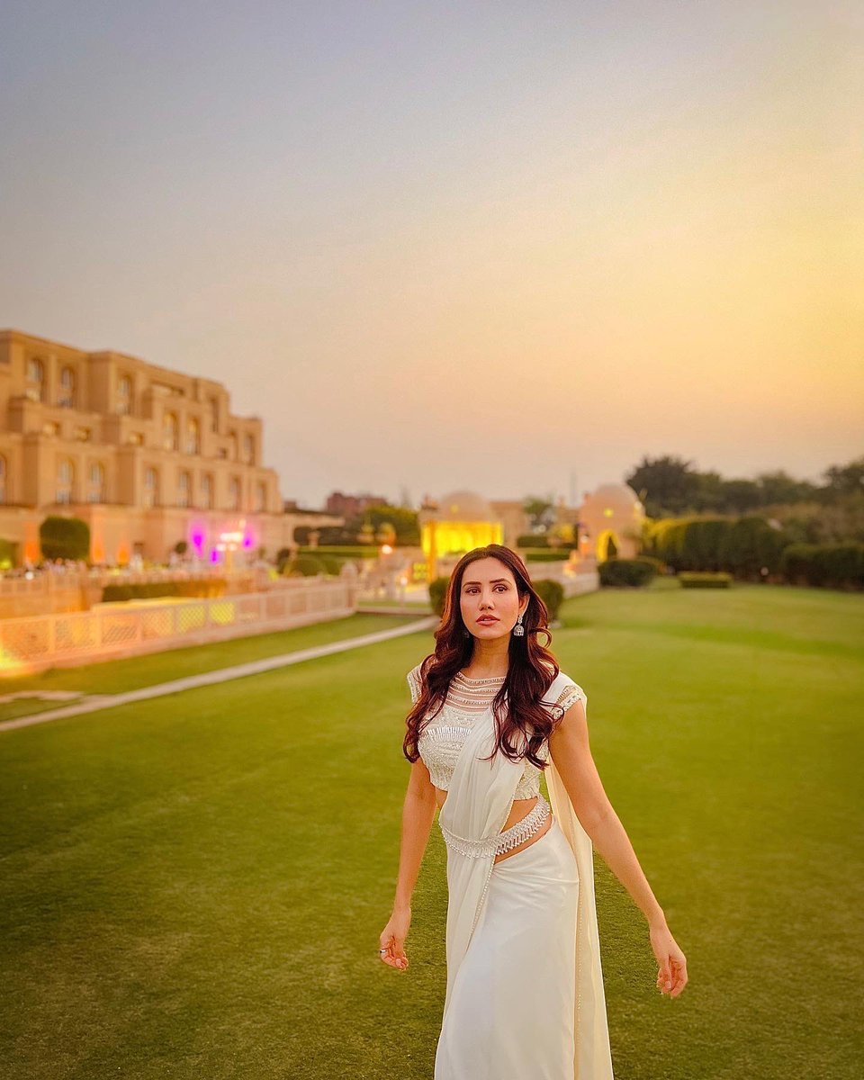 Aaj mere yaar ki shaadi hai 🤍

Outfit: <a href="/mandirawirkhq/">Mandira Wirk</a>