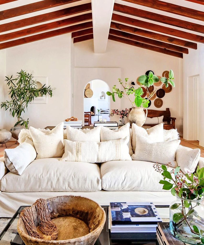 Off the back of two unpredictable and uncertain years, I'm more determined to focus on financial stability &amp; future planning. This is #photodump is merely a vision board as I plan for me and my child’s future &amp; the impact I want to have. What are your plans? 
#AdviceForSuccess