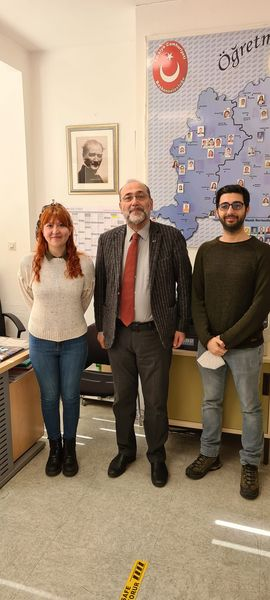 mebmunih's tweet photo. MEB Bursiyerlerimiz Şurhan Göl Öztürk ve Özgür Öztürk Ataşeliğimizi ziyaret ettiler. Şurhan, güzel bir haber verdi ve eşyazar olarak yayımladığı makalenin "best paper" ödülü aldığını söyledi. Tebrik ediyor, başarılarının devamını diliyoruz. @tcmeb @MebYurtDisiEgtm @mebabdigm https://t.co/i9KTsELzIO