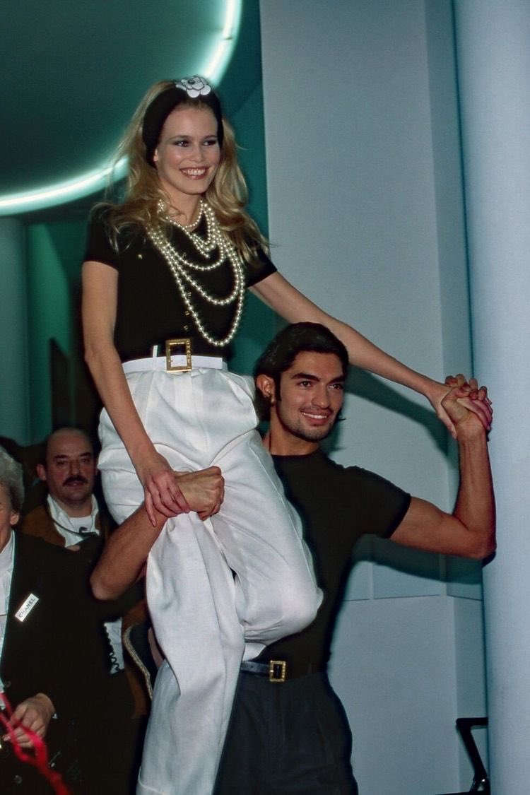 MOSSYVIBES's tweet photo. 90s backstage with claudia schiffer https://t.co/g9XdFzvRkF