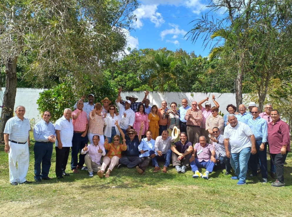 HectorMarte_23's tweet photo. Tremendo encuentro, en la finca de nuestra amiga Lila Alburquerque, nos juntamos los diputados del periodo 1998-2002. Enorme gozo reunirnos ese grupo de amigos. https://t.co/e51tRPMjLZ
