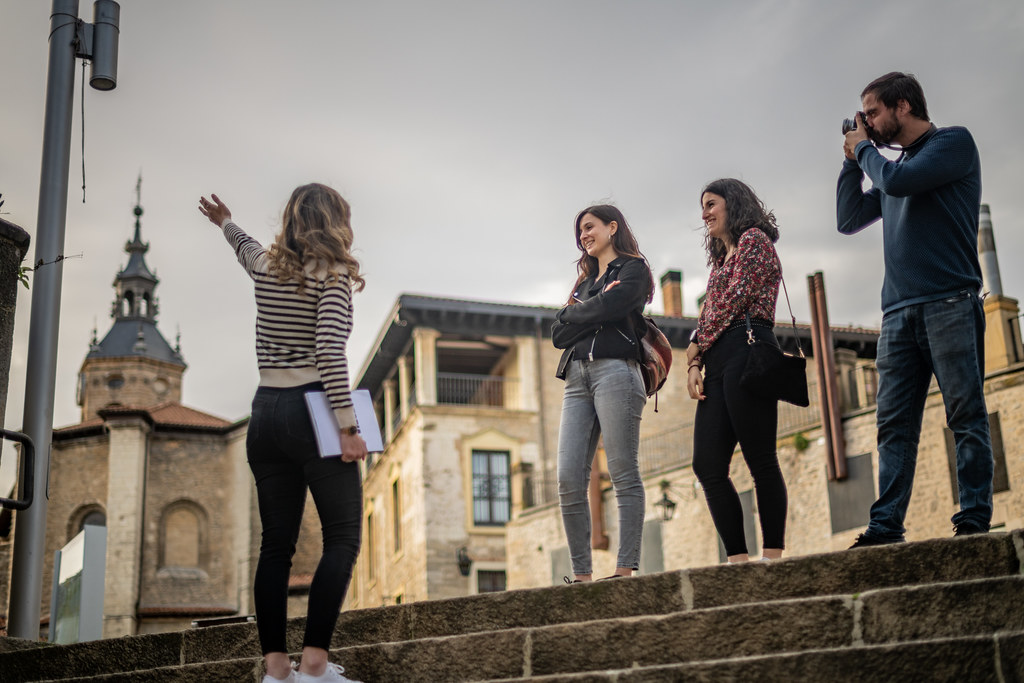 Hoy es el Día Internacional del/la Guía de Turismo, profesional que nos hace vibrar con la naturaleza, historia y enogastronomía local ➡️ v-g.eus/39cqN43 📷📸

#21defebrero #DiainternacionalDelGuiadeTurismo #InternationalTouristGuideDay