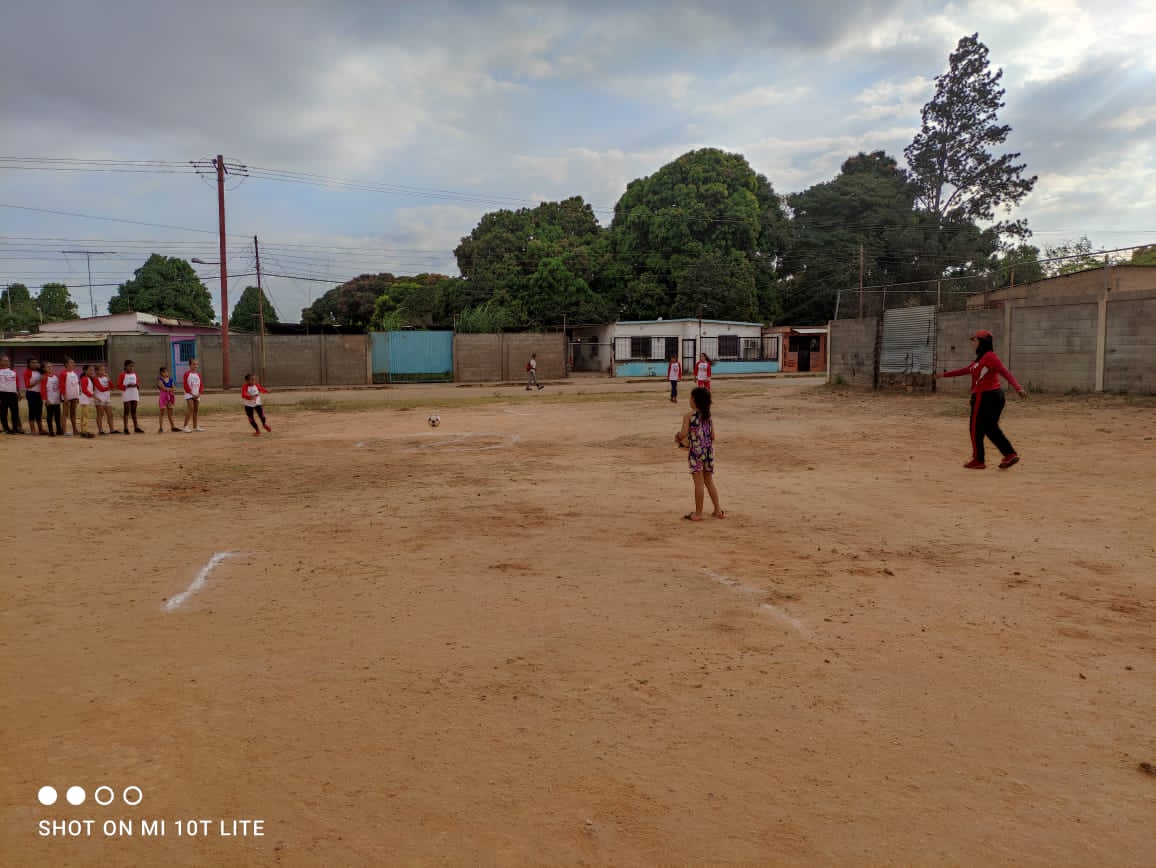 Muchos lo ven como diversión o un simple juego de chicaslo que no saben es que este requiere de esfuerzo,dedicación y compromiso,nuestra entrenadora Yarkira Pérez #TUPAMARO continúa preparando la muchachada del kickingbol,para aumentar su rendimiento físico e impulsar el deporte