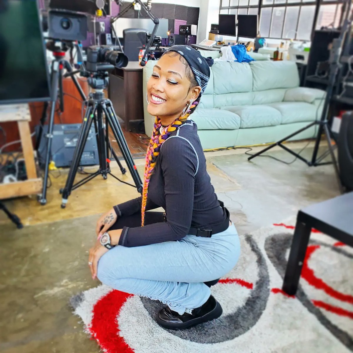 PrettyDaArtist's tweet photo. Happy Monday just throwing the word happy in front of everything these days 😁❤💋 #prettyvybz🎀 https://t.co/pk73am9Mdx