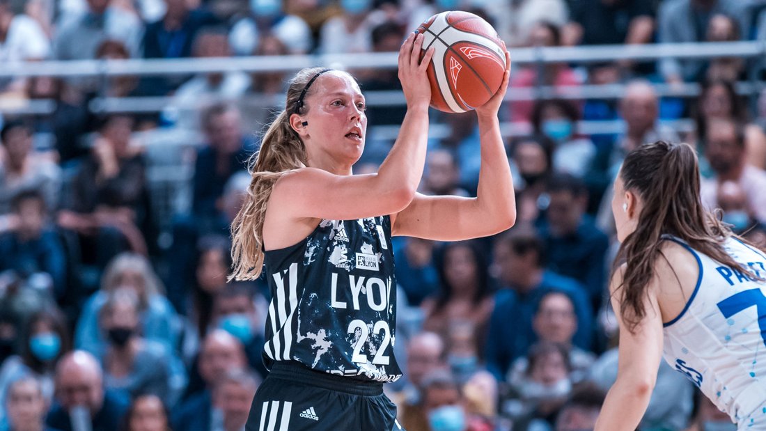basketlfb's tweet photo. #MVPLFB - J14 ➡️ https://t.co/Pr2CRp82Jx
1⃣ @JulieAllemand 🇧🇪 - @ASVEL_Feminin / Eval : 26
2⃣ @Alexia_seven 🇫🇷 - @ASVEL_Feminin / Eval : 25
3⃣ @Khamp_24 🇺🇸 - @BourgesBasket / Eval : 25
#LFBstats
📸 Just A Pics https://t.co/OS76nkwUSR