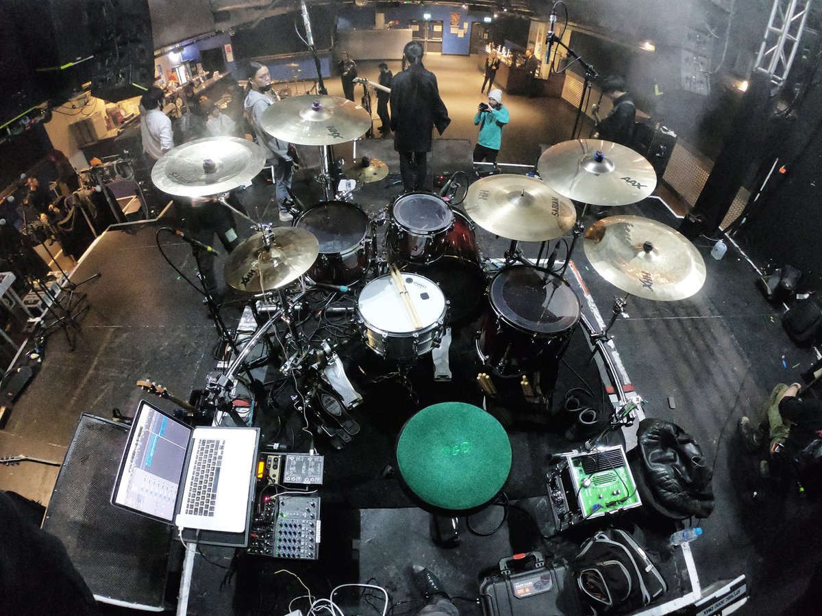 JVincentVelazco's tweet photo. From @O2Islington last night with @espritdair 
@TAMAofficial @SABIAN_Cymbals @promarksticks @EvansDrumheads @porteranddavies @ProRacketCases https://t.co/RnLXK08q5f