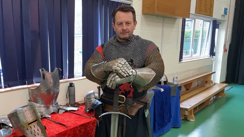 MicklefieldPrep's tweet photo. Theme Week has started! A Knight from @joustexperience arrived at Micklefield this morning . . . a day of medieval fun is planned! ๐กโ๐
#amazinglives #moretomicklefield #themeweek https://t.co/iVESxMCu2e