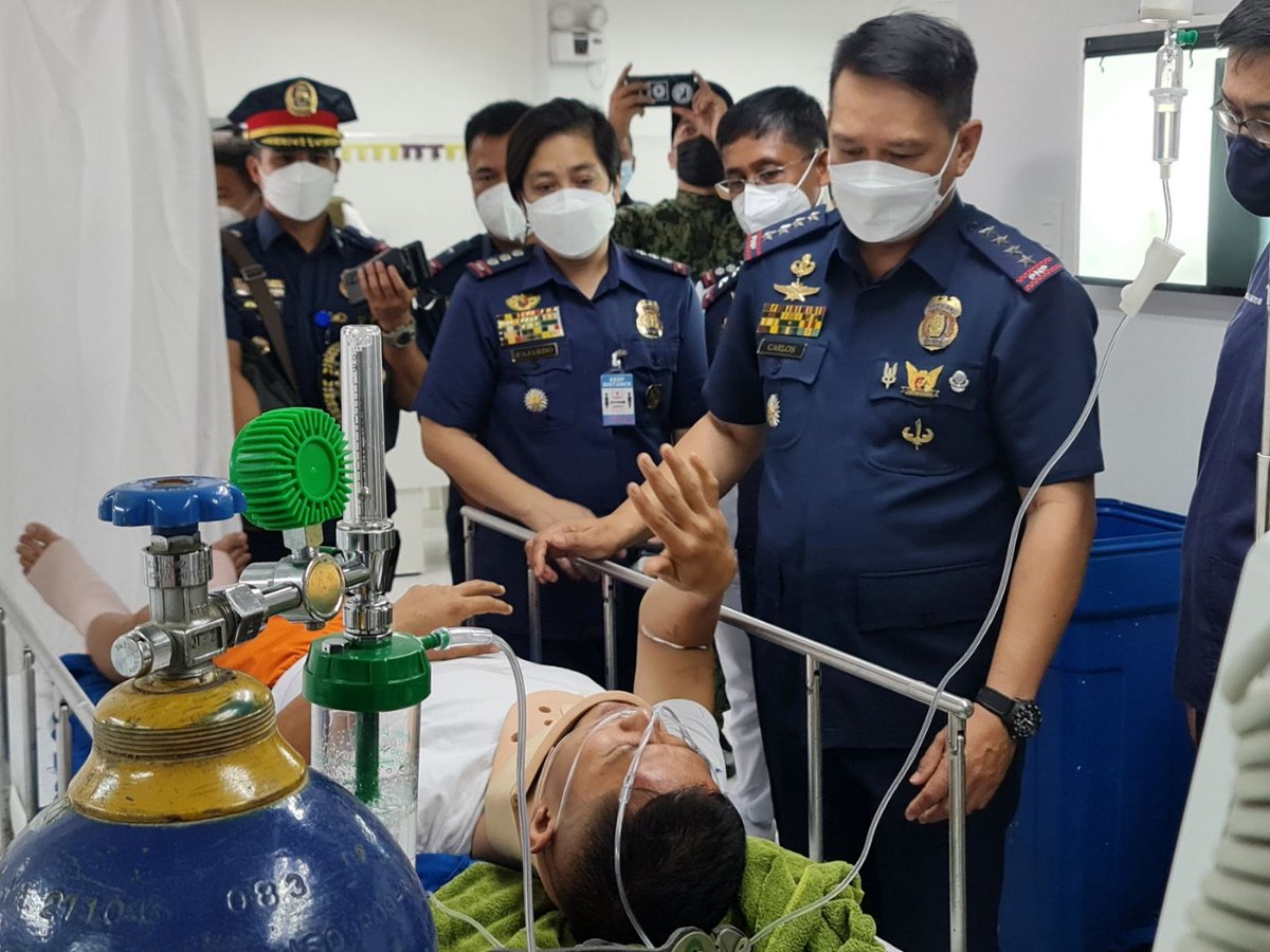 3rdAnnePeralta's tweet photo. LOOK: PNP chief Dionardo Carlos visited the two police pilots who were injured in the helicopter crash. They were airlifted from the Quezon province to Camp Crame in Metro Manila for further medical treatment.@sunstaronline 

Photos courtesy of PNP https://t.co/qAoa75ottZ