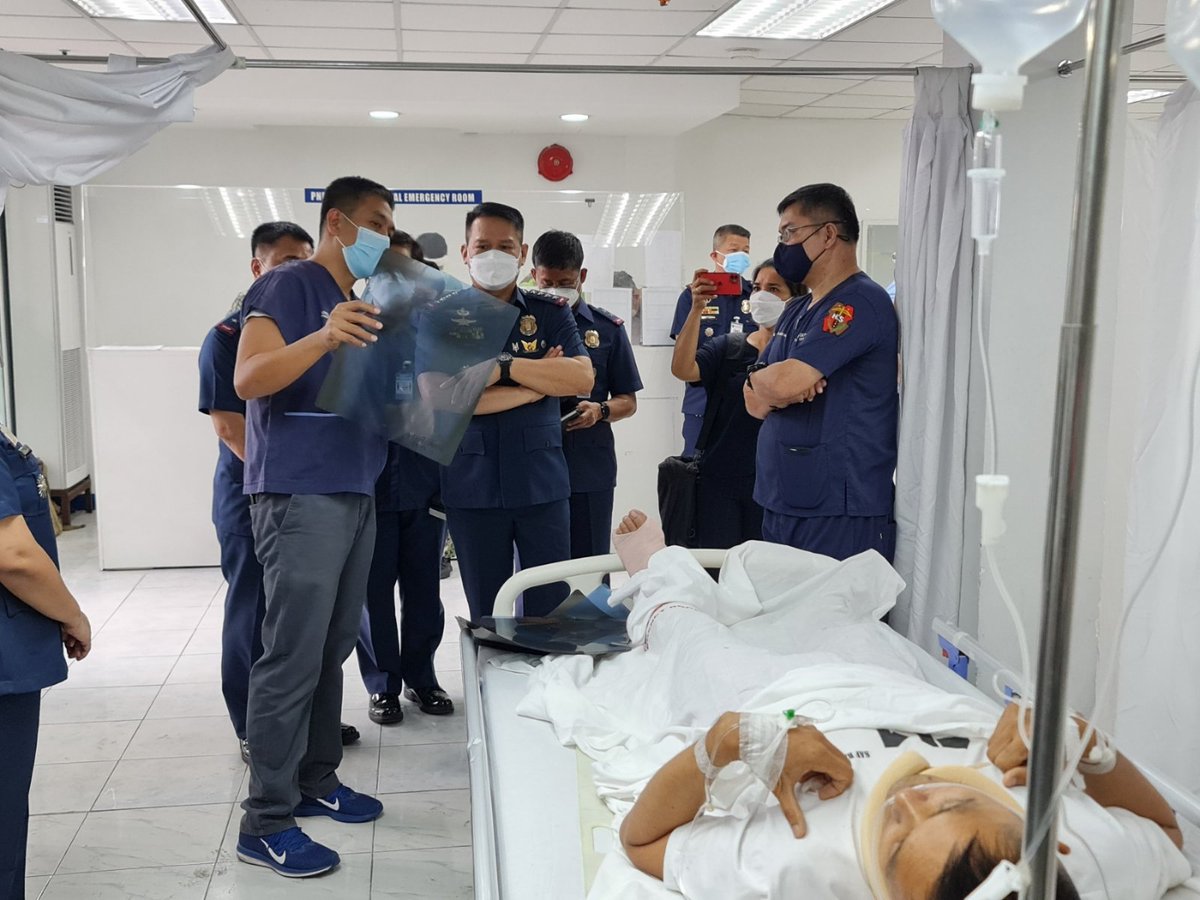 3rdAnnePeralta's tweet photo. LOOK: PNP chief Dionardo Carlos visited the two police pilots who were injured in the helicopter crash. They were airlifted from the Quezon province to Camp Crame in Metro Manila for further medical treatment.@sunstaronline 

Photos courtesy of PNP https://t.co/qAoa75ottZ