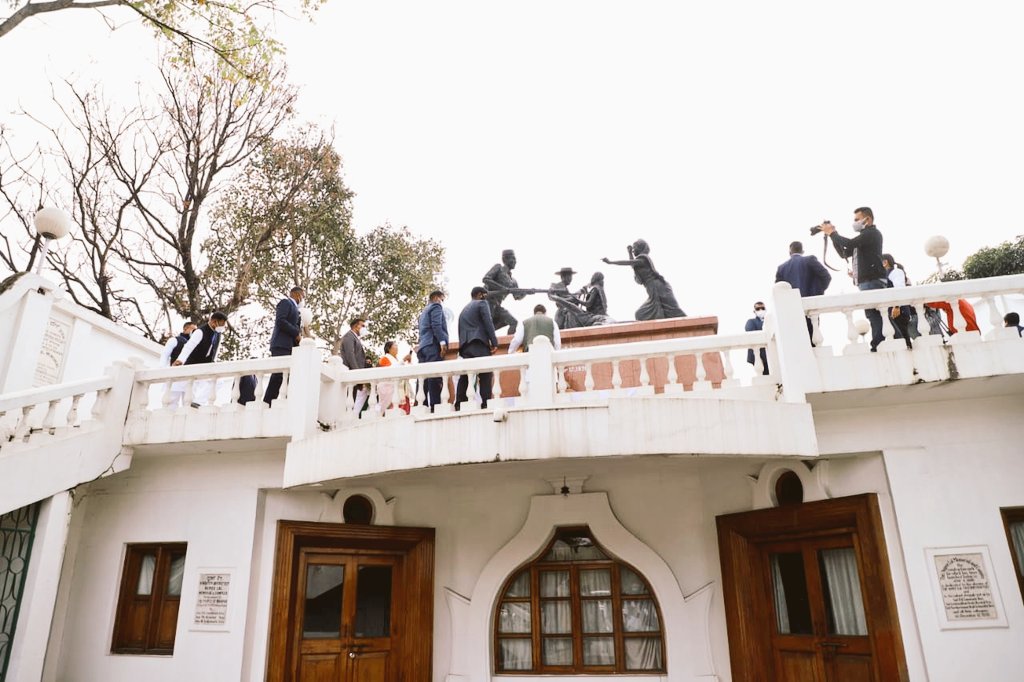 MahanandaNung's tweet photo. @RahulGandhi Ji in Manipur ! 🙏
Shri @RahulGandhi ji has paid floral tribute at Nupi Lal, a memorial complex dedicated to women freedom fighters of Manipur.  

#ManipurwithRahul
@IycManipur @INCManipur @IYC @INCIndia https://t.co/gXcNzvrgCd