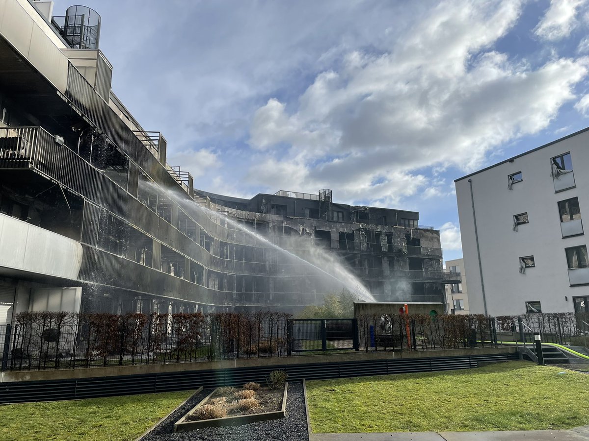 UPDATE:
Nach mehr als acht Stunden ist der Brand nicht gelöscht. Stand jetzt sind glücklicherweise nur drei Personen verletzt worden. Mehr als 150 Einsatzkräfte waren in der Spitze vor Ort. #essen112