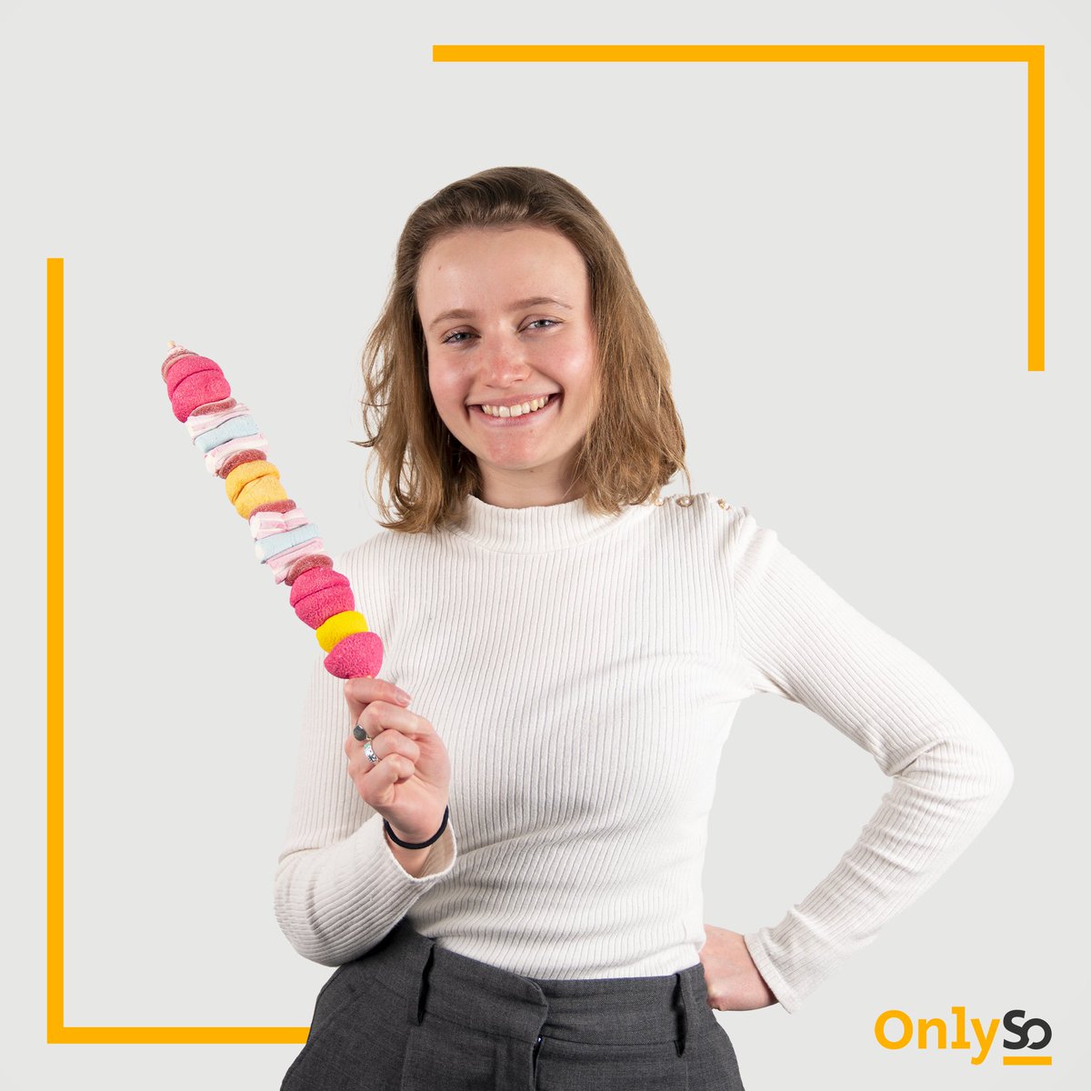 AgenceOnlySo's tweet photo. Une nouvelle recrue vient croquer l'aventure #OnlySo📣

Chloé a fait son entrée dans l'équipe en tant qu'Assistante Social Media.

Une brochette de #missions pour développer la com' agence et un soutien pour la #team dans leurs projets pétillants🍭

#SocialMedia #Newcomer #Agency https://t.co/Wi7Us5KmPW