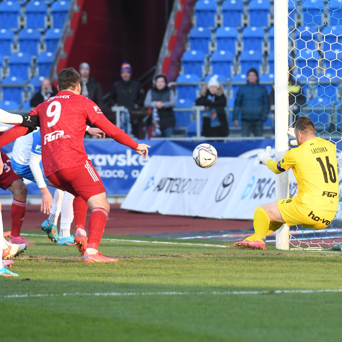 fcbanikostrava's tweet photo. 🗝️  Dva klíčové zákroky Jan Laštůvky.  #ovaolo https://t.co/agiIYAdxll