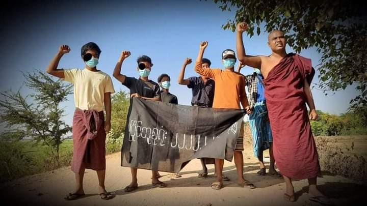 miN13700's tweet photo. A group of Pyigyidagun revolutionaries, led by a monk, staged a protest rally against the #GenocidalMilitary under the title "Reunion 222222" in Mandalay on February 21.

#ICJ_BringSACToJustice
#2022Feb21Coup
#WhatsHappeningInMyanmar https://t.co/j4ybr9bnWt