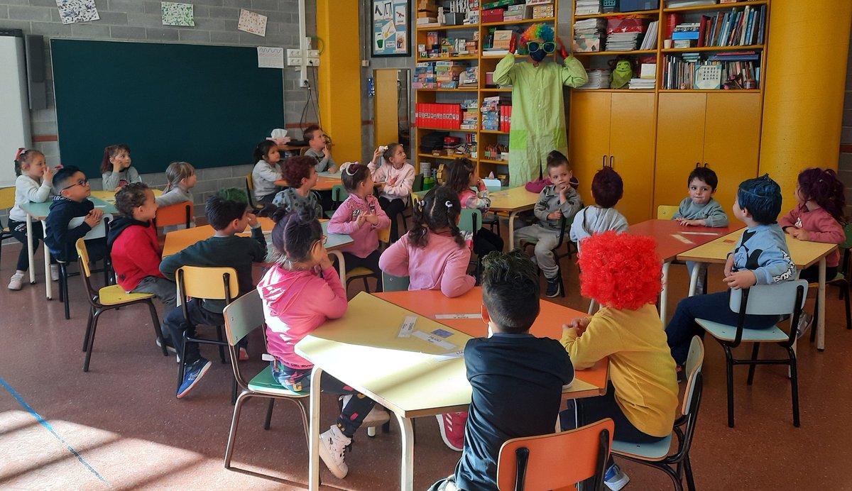 laudrupat's tweet photo. Comença la setmana més boja de tot l'any! El Rei Carnestoltes ja ens ha visitat per veure si seguim les seves consignes! 
Avui pentinat divertit!! 
@francantopinero @LauraAinoza @MagdaCollCamps @Maria94ICH 
Aviat podreu veure al nostre insta les fotos de grup!! @immaculadahorta https://t.co/RZQNLzXP9L