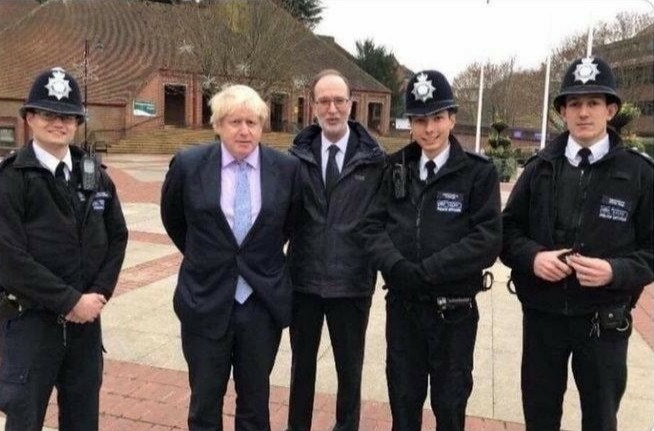 Si te vas a tomar una foto con policías NUNCA poses con las manos detrás de la espalda. 
Sígueme para más consejos