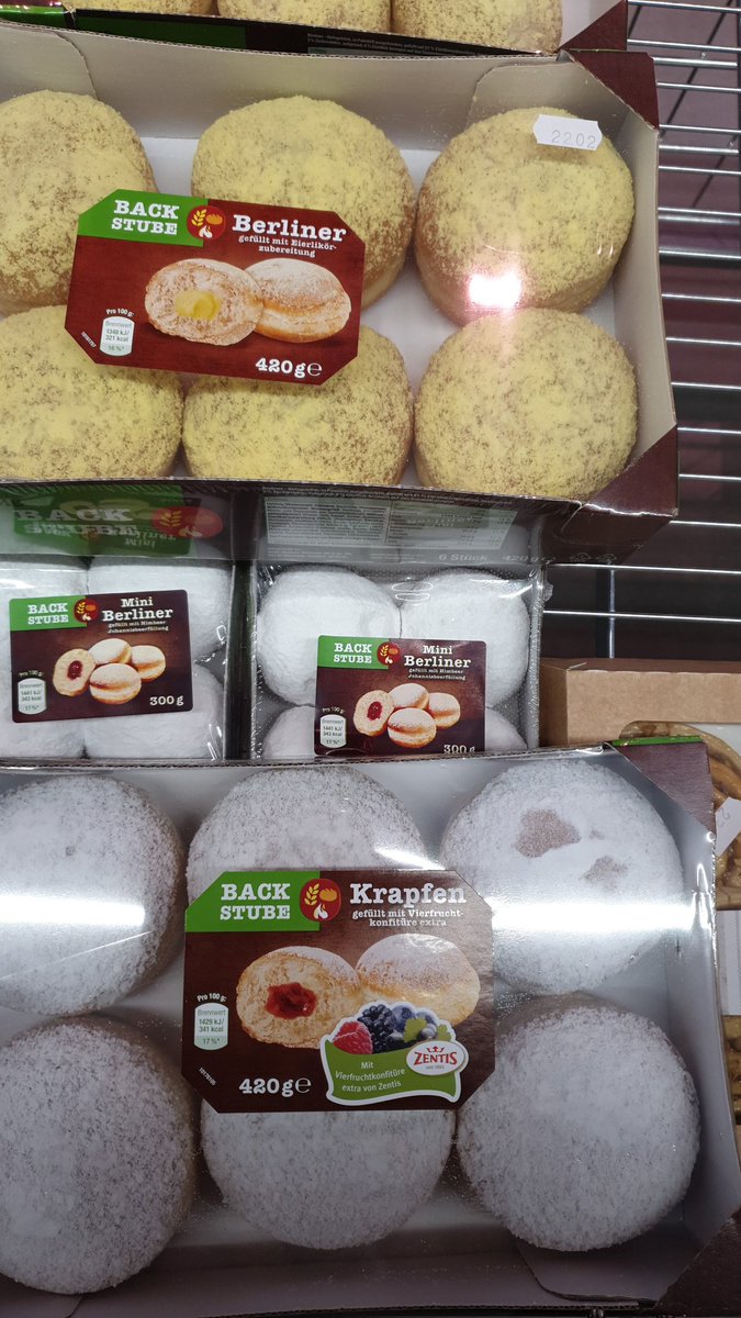 Bilder aus meinem Supermarkt. Also diese "Lösung" hab ich auch noch nicht gesehen. Vorallem weil die "mini berliner" iwie keinen Sinn ergeben 😅
Naja ich finde trotzdem witzig