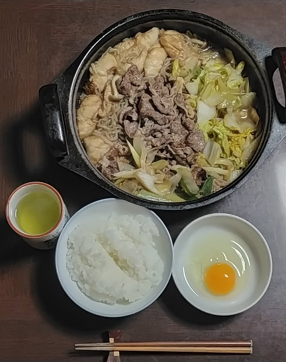 今日の夕食はすき焼きとご飯です！寒いのですき焼き✌😋✌ふと思ったけど、すき焼き嫌いな人って私の周りにいないなぁ～！最後に卵をご飯にかけて卵かけご飯にして食べるのが最高です！ご馳走さまでした😋🍴