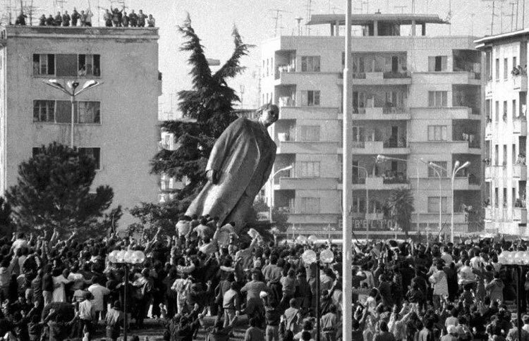 visegrad24's tweet photo. On February 20th 1991, the Albanian people rose up in a mass protest and toppled the statue of communist dictator Enver Hoxha.

Hoxha had died in 1985 and was replaced by Ramiz Alia who gradually introduced reforms, but failed to fully distance himself from the communist past. https://t.co/KcDaLEmEHB
