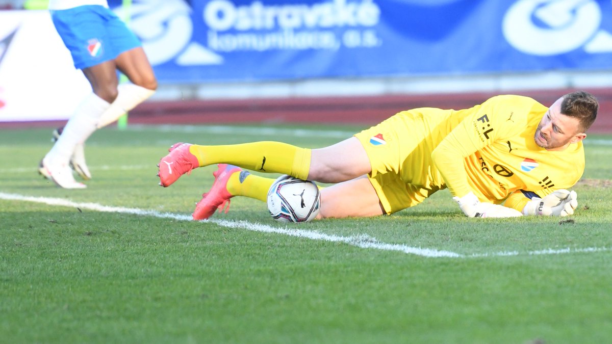 fcbanikostrava's tweet photo. 🗝️  Dva klíčové zákroky Jan Laštůvky.  #ovaolo https://t.co/agiIYAdxll