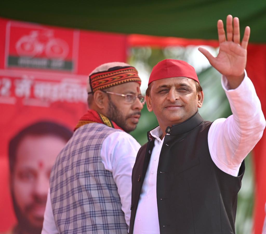 samajwadiparty's tweet photo. मनोज पांडेय जी की मदद करना। आपके क्षेत्र का विकास हम कराएंगे। ये सरकार बनाने का चुनाव है-
माननीय राष्ट्रीय अध्यक्ष जी, ऊंचाहार, रायबरेली https://t.co/Mu64SFiWZb