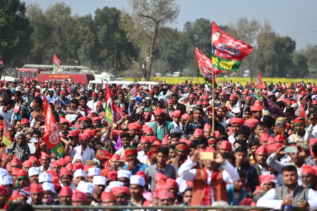 samajwadiparty's tweet photo. मनोज पांडेय जी की मदद करना। आपके क्षेत्र का विकास हम कराएंगे। ये सरकार बनाने का चुनाव है-
माननीय राष्ट्रीय अध्यक्ष जी, ऊंचाहार, रायबरेली https://t.co/Mu64SFiWZb