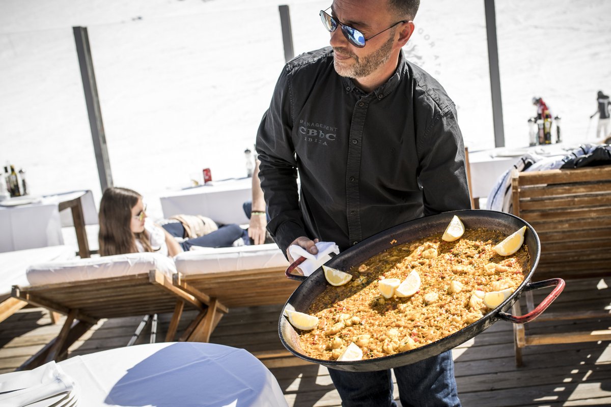 CBbC_Ibiza's tweet photo. ¿ A quién más le gustaría empezar la semana así ? ❄️🥘🍸🏔️🍴

#Felizlunes #Andorra #CBbCgroup #Elpasdelacasa #paella #fromIbizatoAndorra https://t.co/Y1WolATjuJ