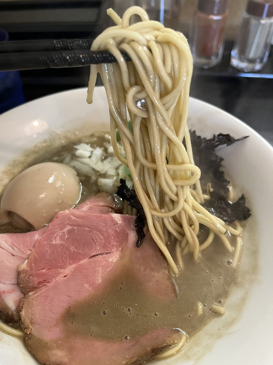 Azuki_y0516's tweet photo. 麺処　晴
味玉濃厚そば
入谷駅近くのこちらへ。
濃い煮干しが好きなので濃厚をチョイス。セメント系スープ好きすぎるんだよなぁ。
腹に余裕なく和え玉できず。 https://t.co/eaUOuPsGgX