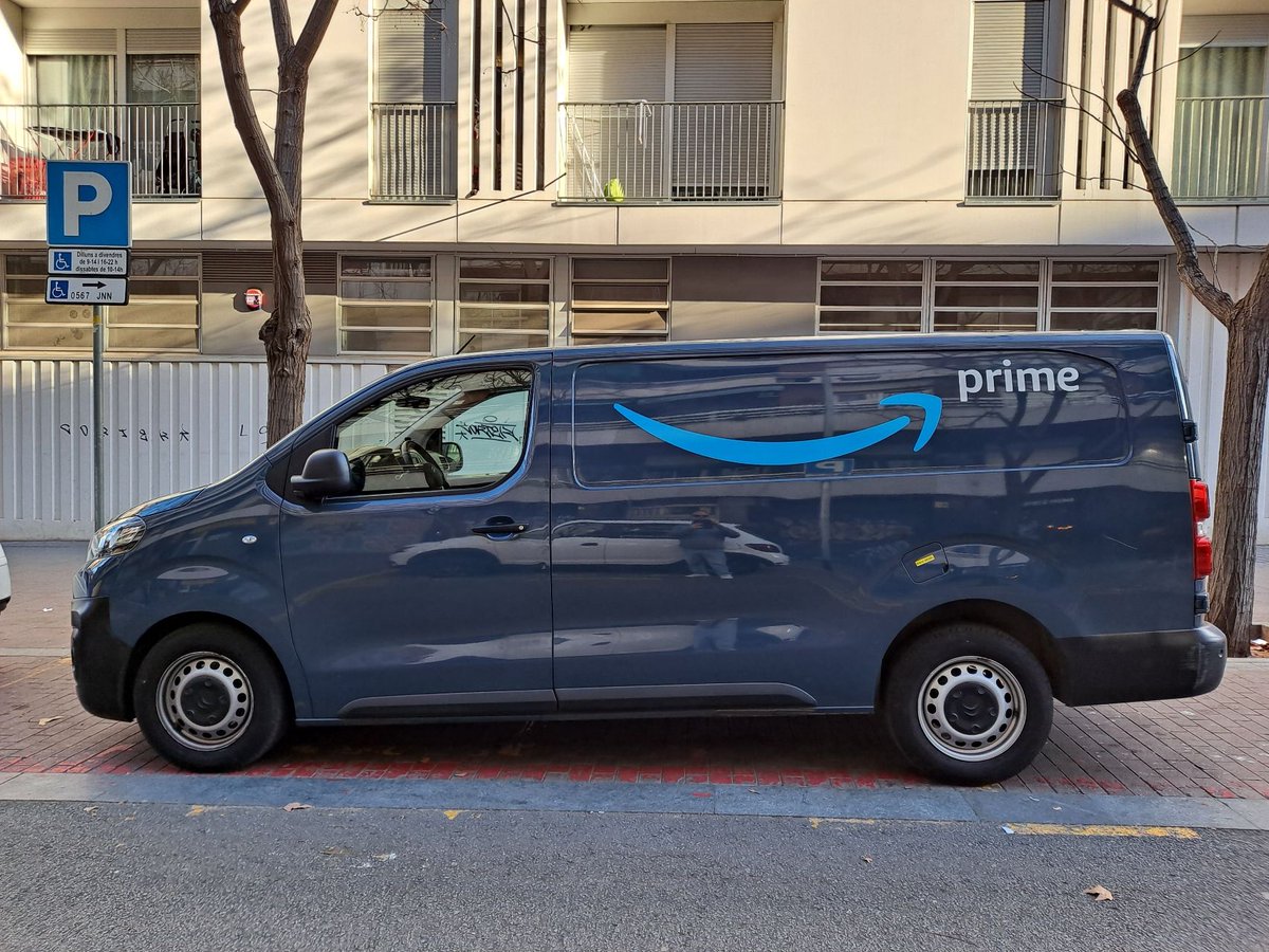 spot4dis's tweet photo. Nuestro CEO nos hace llegar imágenes de repartidores de @amazon utilizando de forma impropia su plaza #PMR privada. El repartidor alegó que las iba a seguir utilizando ya los fines de semana las zonas de carga y descarga no están disponibles.😡♿️ ¡Increíble! #incivismo https://t.co/NarfN48PG7