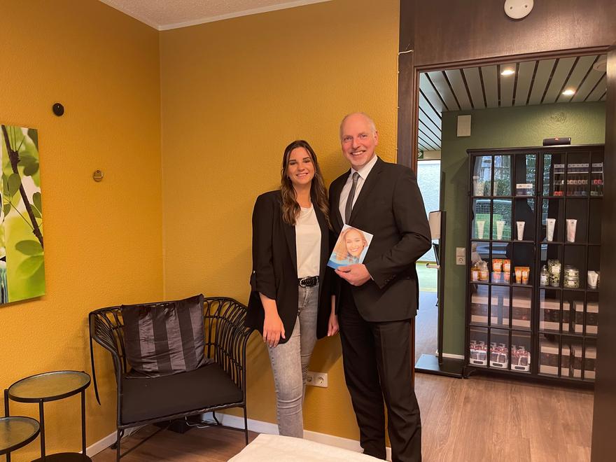 BW_Presse's tweet photo. Für rund 90.000 Euro hat das Best Western Premier Parkhotel Bad Mergentheim seinen Wellnessbereich umfassend renoviert und modernisiert. Die Leitung hat Bonny Schmidt, im Foto gemeinsam mit Hoteldirektor Ralf Dördelmann, übernommen.

Mehr dazu: https://t.co/7vPmZJCrio https://t.co/Ak8rtxr6H1