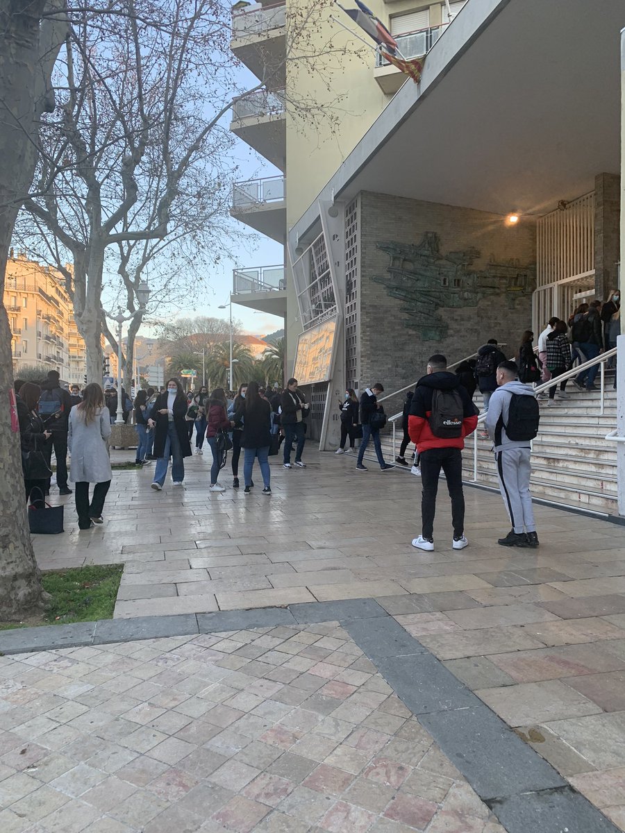 C’est la #rentrée ! 🏫 Le #btscommunication vous souhaite une bonne journée et vous envoie tout son courage 🤪