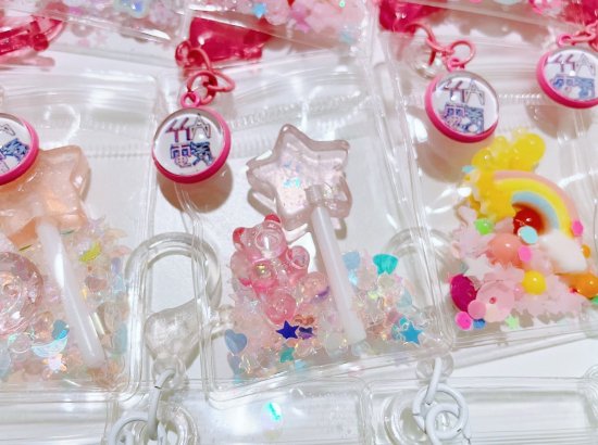 TAKEDENofficial's tweet photo. 【あと1ヶ月】
竹内電気グッズを作りたいと、ハンドメイドでストラップを作りご提供いただきました。
先着30個となりますが、Blu-ray購入の方にお付けします。
3月20日をもって通販終了致しますので、ご購入いただけたらうれしいです。
https://t.co/syW2AeyXTy https://t.co/mBch1ddRIY