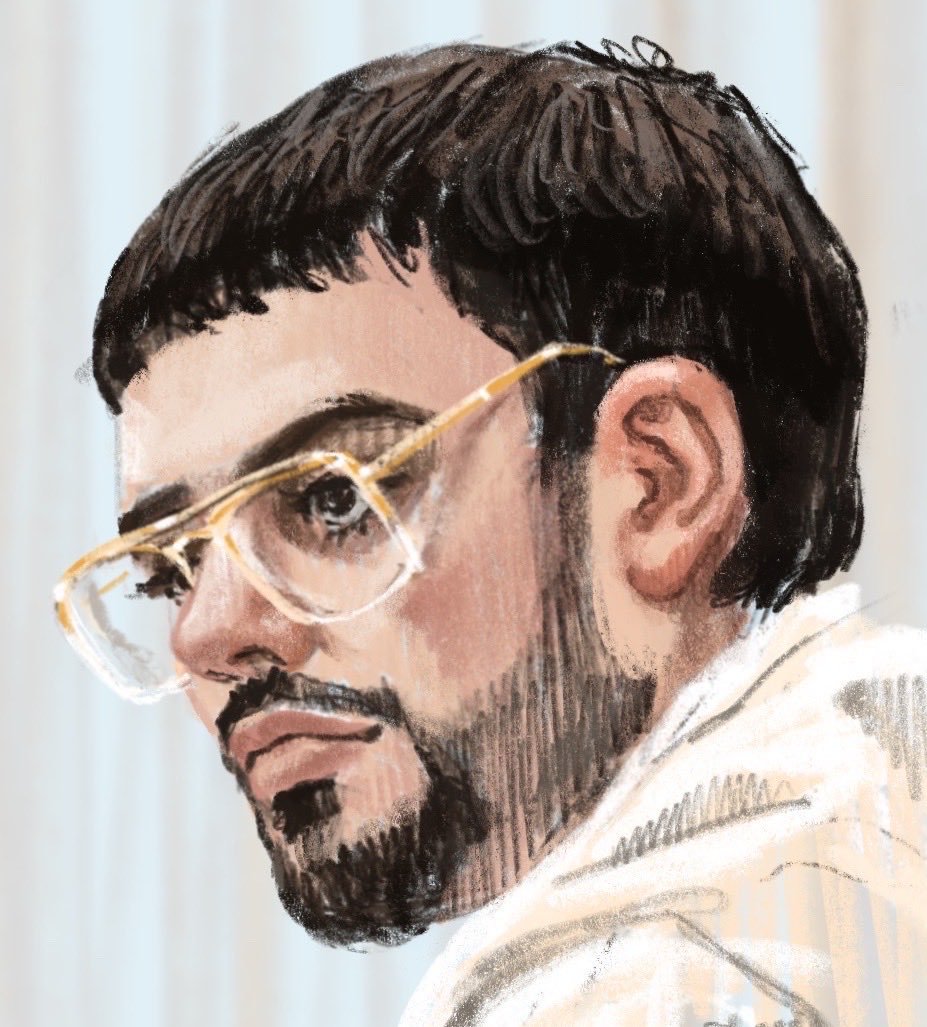 SaskiaBelleman's tweet image. Yassine A., verdacht van afpersing en het uitlokken van aanslagen op De Groot Fresh Group, in de rechtbank van Arnhem. Fraai getekend door @PetraUrban #DeGroot
