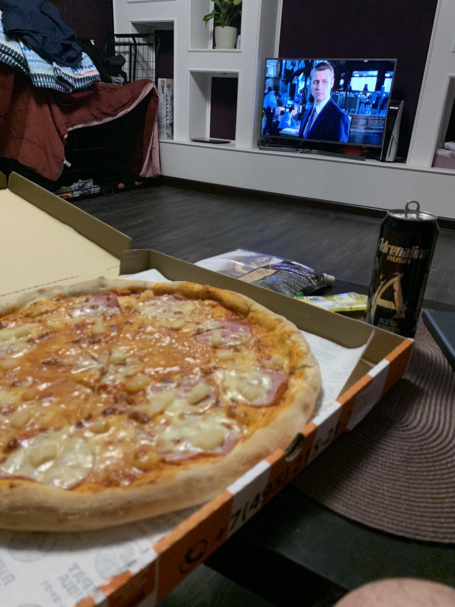 Does everyone like pizza? My wife and I decided to arrange a romantic evening with pizza instead of a full dinner 🍽❤️😁