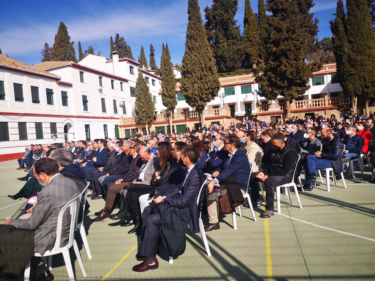#GranadaFrenada

Hoy las empresas de #Granada alzamos, juntas, la voz...

Un honor presentar este acto reivindicativo.