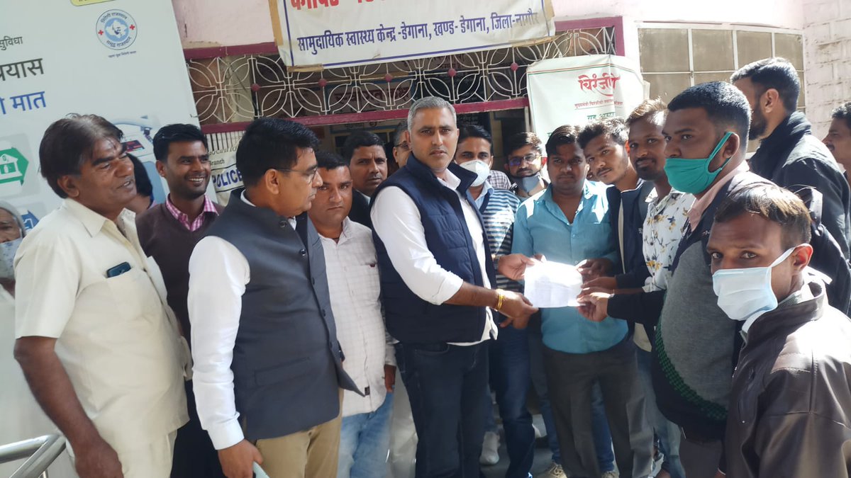 VijaypalMirdha's tweet photo. अनुसार प्रभारी डॉ रामकिशोर सारणको गेट खोलने के संदर्भ में निर्देशितकिया साथ ही अस्पताल में चिकित्सको वअन्य स्टाफके  रिक्त पद शीघ्र भरवाने काआश्वासन दिया। 
इस मौके परनगरपालिका चैयरमैन मदनलाल अटवाल,डॉसंजयकेडिया,डॉ राजकुमारी बारूपाल ,एड शिवनाथसिंह,व अन्य गणमान्य नागरिक उपस्थित थे। https://t.co/vi8KU1O2Kg