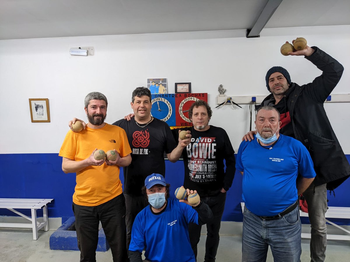 Ayer los Antsoaidarras Kalaveras perdieron contra la Txantrea 20-15 en una bonita partida. Ahora lucharán por el tercer puesto contra Amaya.
Vamos Botxalaris ahora a por la pista que ganamos todxs juntos en los presupuestos participativos y a mantener este...