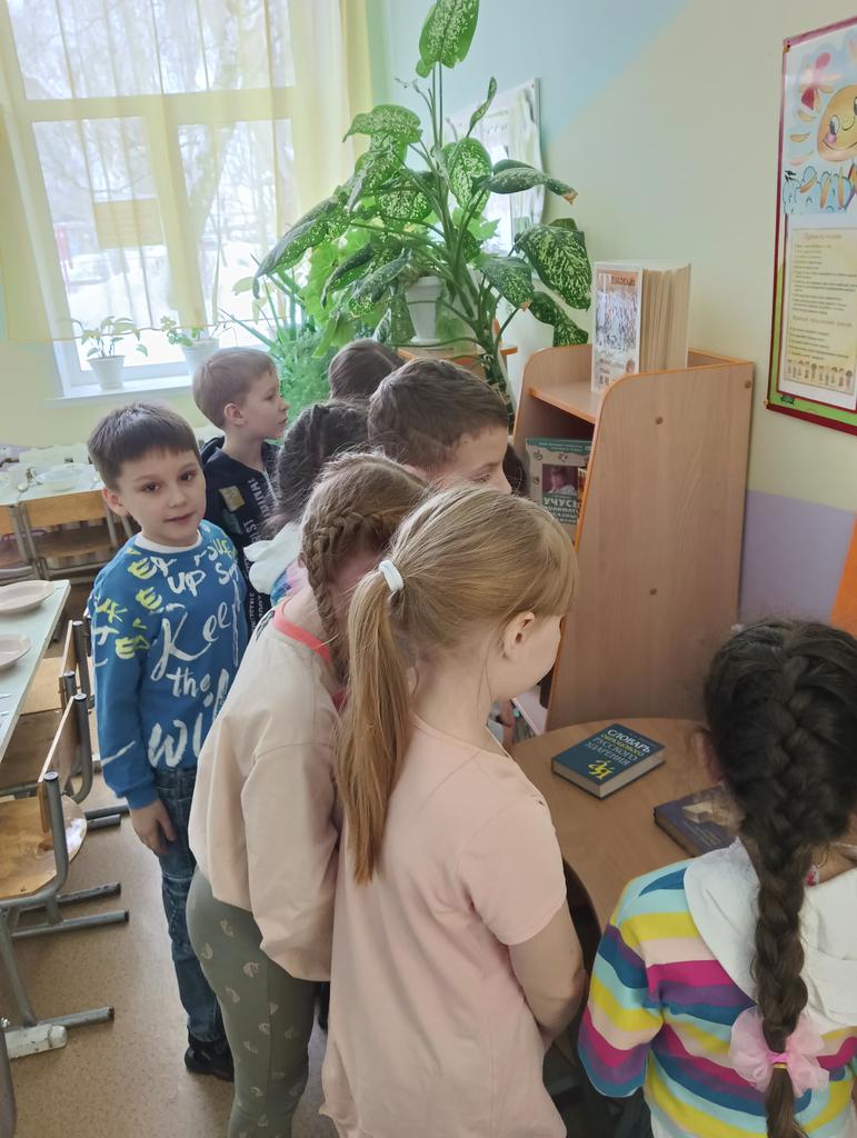 21 февраля отмечается Международный день родного языка.Этот праздник необычный, но очень важный! Лучшими помощниками при изучении языка яв- ся словари. В 1 классе ГБОУ НШ "Гармония" прошла выставка "Словари- сокровища русского языка"