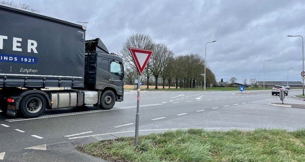 CDAOIJ's tweet photo. CDA campagne verkeersveiligheid succesvol! Vandaag gaan we samen met @ark_cda in onze @Gem_OIJ langs verschillende plekken die uit de inzendingen zijn gekomen. O.a. in #Etten, #Varsselder-Veldhunten en #Netterden. https://t.co/BoVQ8VpdmZ https://t.co/VbMk1OlrYg