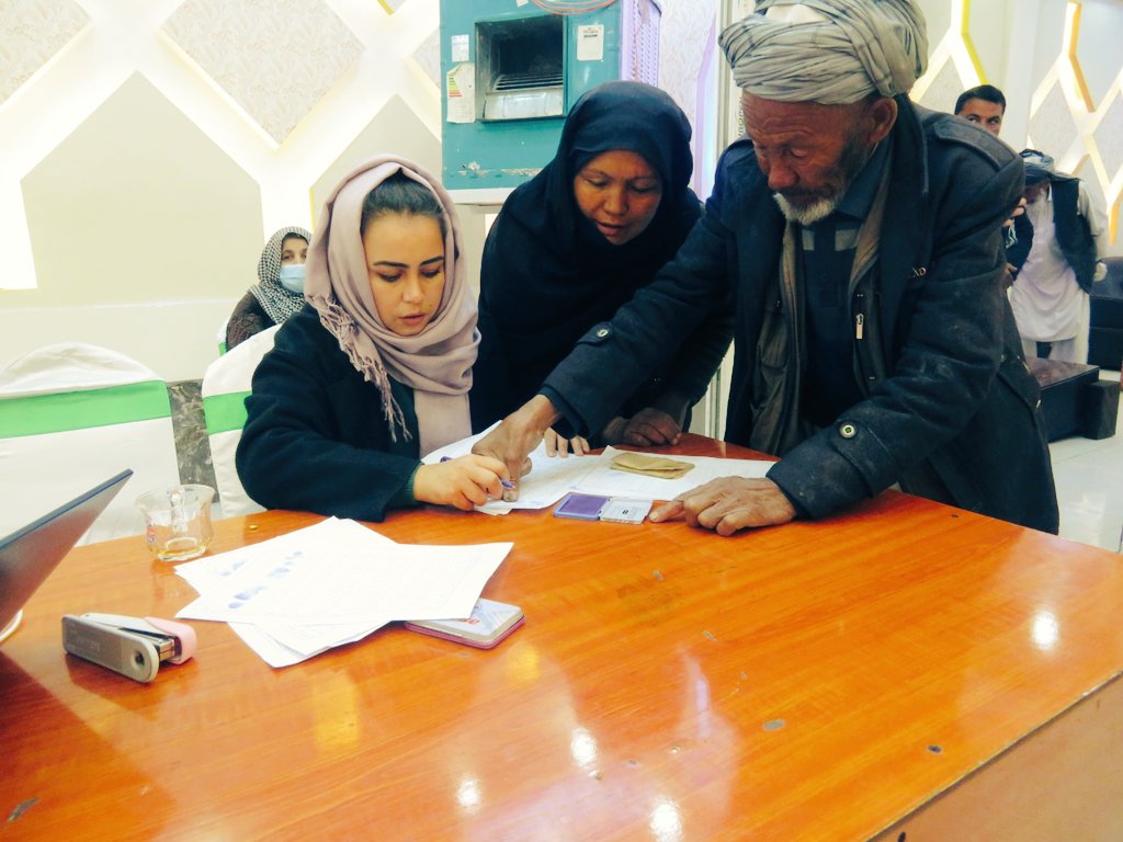 DianaFarhat12's tweet photo. Cash distribution to 350 families in kabul pd 16 https://t.co/1hhdThK2xU