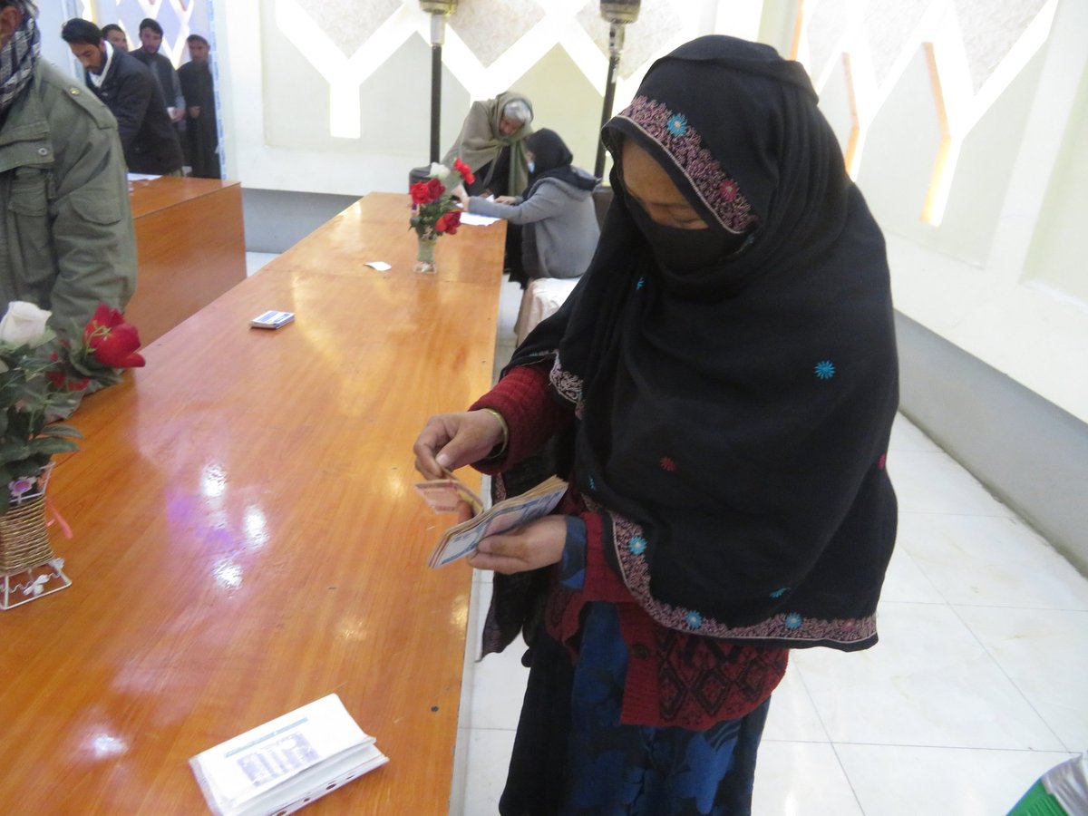 DianaFarhat12's tweet photo. Cash distribution to 350 families in kabul pd 16 https://t.co/1hhdThK2xU