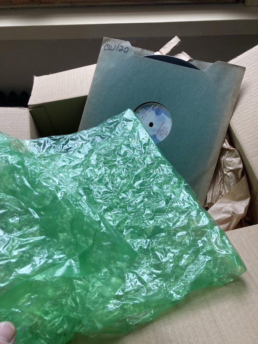 muatiaiskissa's tweet photo. Laatikon avaus postaus.
Lähes oikeaoppinen savikiekon, siis shellakkalevyn pakkaus. Reilu laatikko ja levy kelluu pehmusteissa.
Ruotsalaiselle myyjälle propsit.
Phillips International: Bill Justis, Raunchy/ The Midnite Man 1957
#shellack #levynkeräilijä #raunchy #billjustis https://t.co/8KcJQUeQua