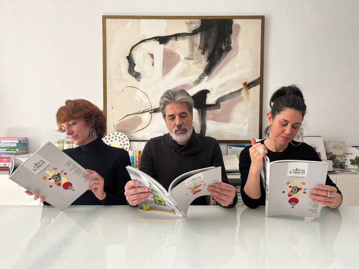 Isabel Cabello, Enrique Moreno y Ana Mure, los genios creativos detrás de Cabello x Mure, inspirados y concentrados con sus ejemplares de Olivatessen 😍😂😍😂😍😂 Sí, les amamos