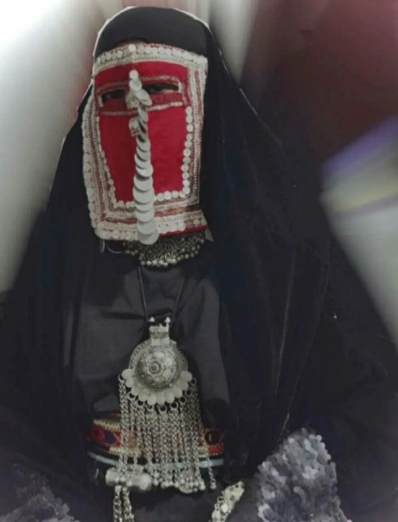 feafyswan's tweet photo. #البراقع
عمره 200عام يعود لنساء قبيلة 
حرب ، ترثه حفيده بالجيل التاسع 
من جداتها جمال وحشمة https://t.co/DCrQxiwCQ5