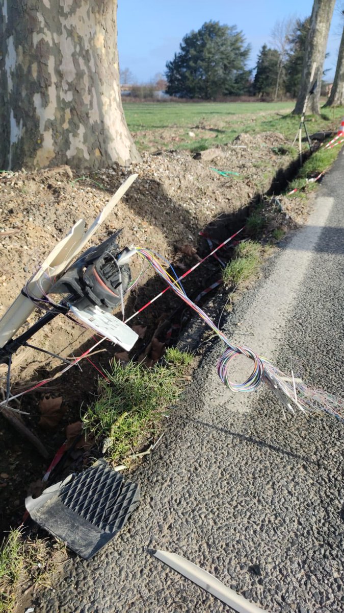 Free_1337's tweet image. Bonjour, une rupture de fibre engendre depuis ce matin une interruption de service sur la région de Cernay la Ville (78) ainsi qu'une partie du 78 et du 91.
Une équipe est sur place, nous vous tiendrons informé de l'évolution de la situation. Merci pour votre patience.