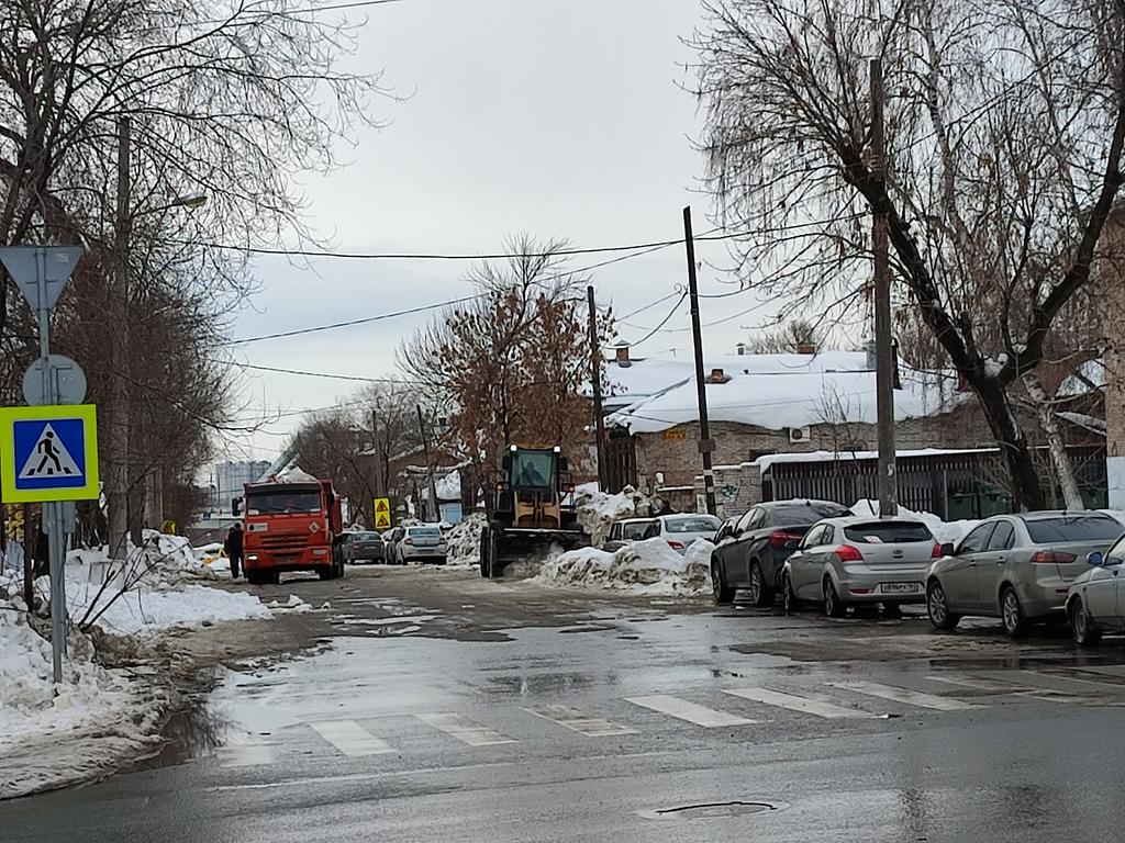 Продолжается уборка и вывоз снега на ул. Пионерской, 45/Чапаевской, 36. <a href="/rradyukov/">Роман Радюков</a> <a href="/AdmSamRna/">Администрация Самарского внутригородского района</a>
