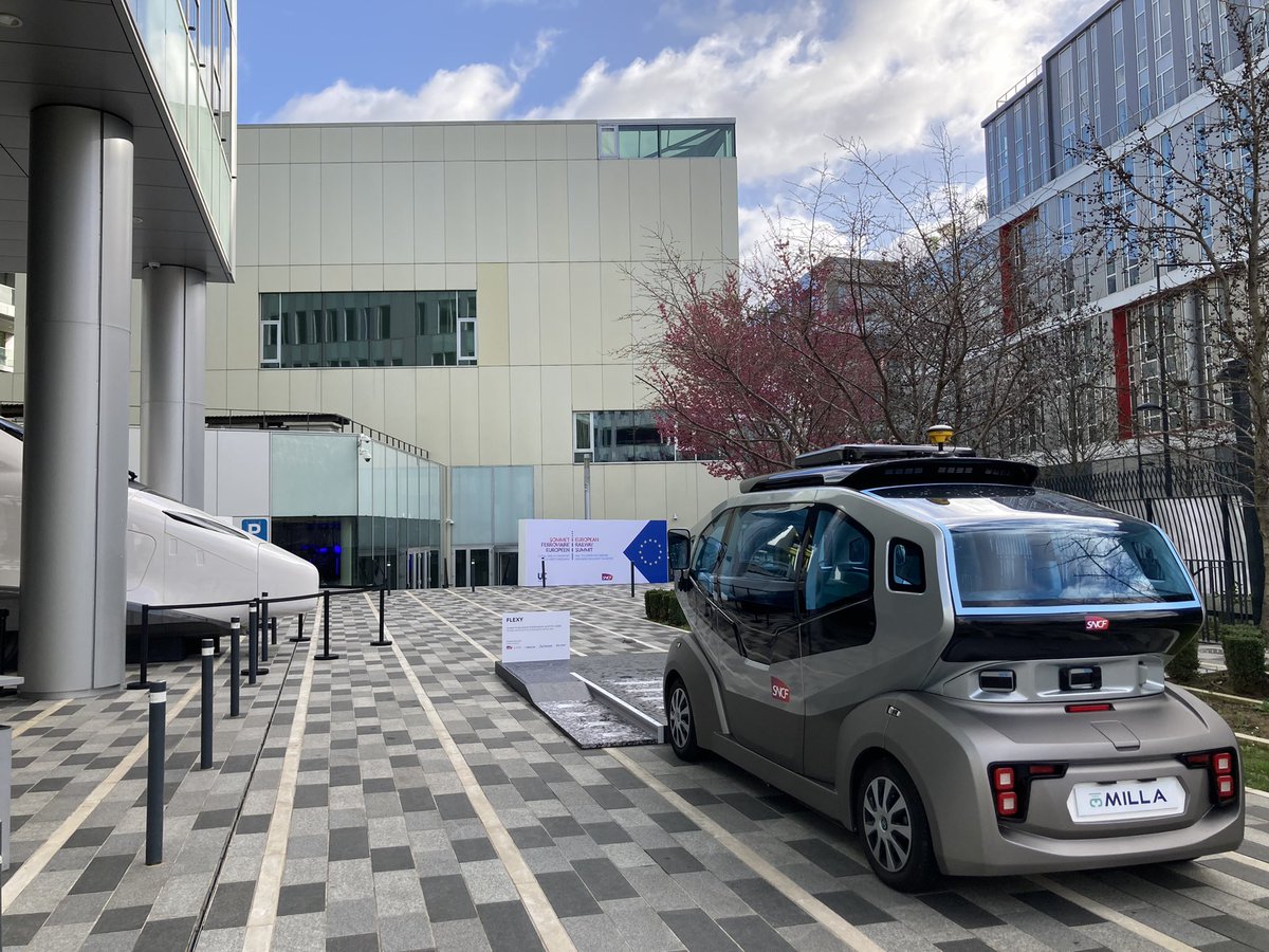 EISENMANLaurent's tweet photo. Les acteurs du ferroviaire sont réunis aujourd’hui et #MACOURSESNCF avec #FLEXY et #DRAISY sont présentés sur le corner #territoires de l’exposition #innovations. Des solutions innovantes @GroupeSNCF @SNCF pour les territoires ruraux et peu denses https://t.co/HTFOdkVq6Z