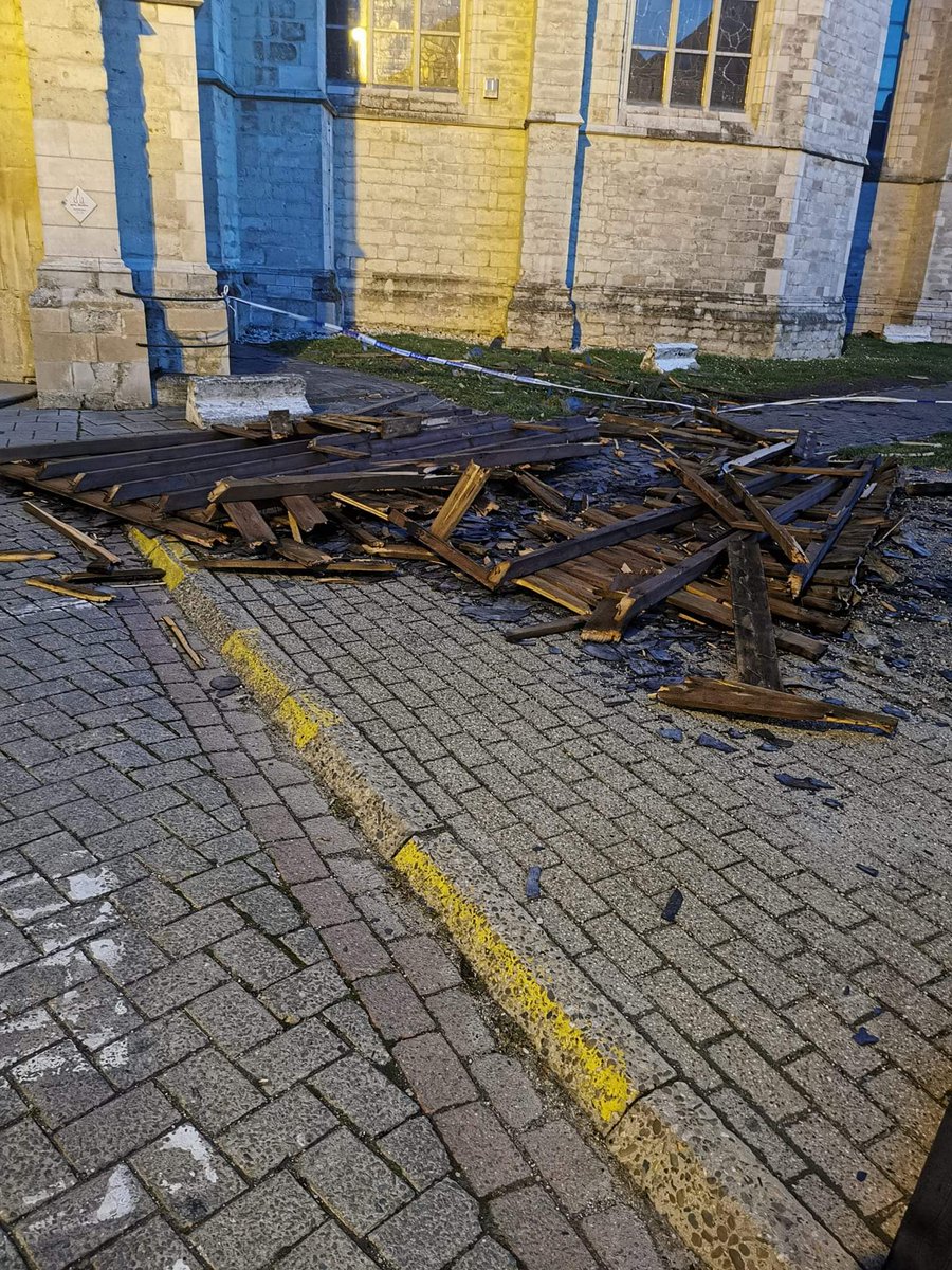 studiodewolf's tweet image. Opnieuw #windschade aan de kerktoren in #Asse.

Foto's: Johan Van Hoorick

persinfo.org/nl/nieuws/arti…

#StormDudley #StormFranklin #rukwind #storm #wind #stormschade #windstoot #rukwinden #windstoten